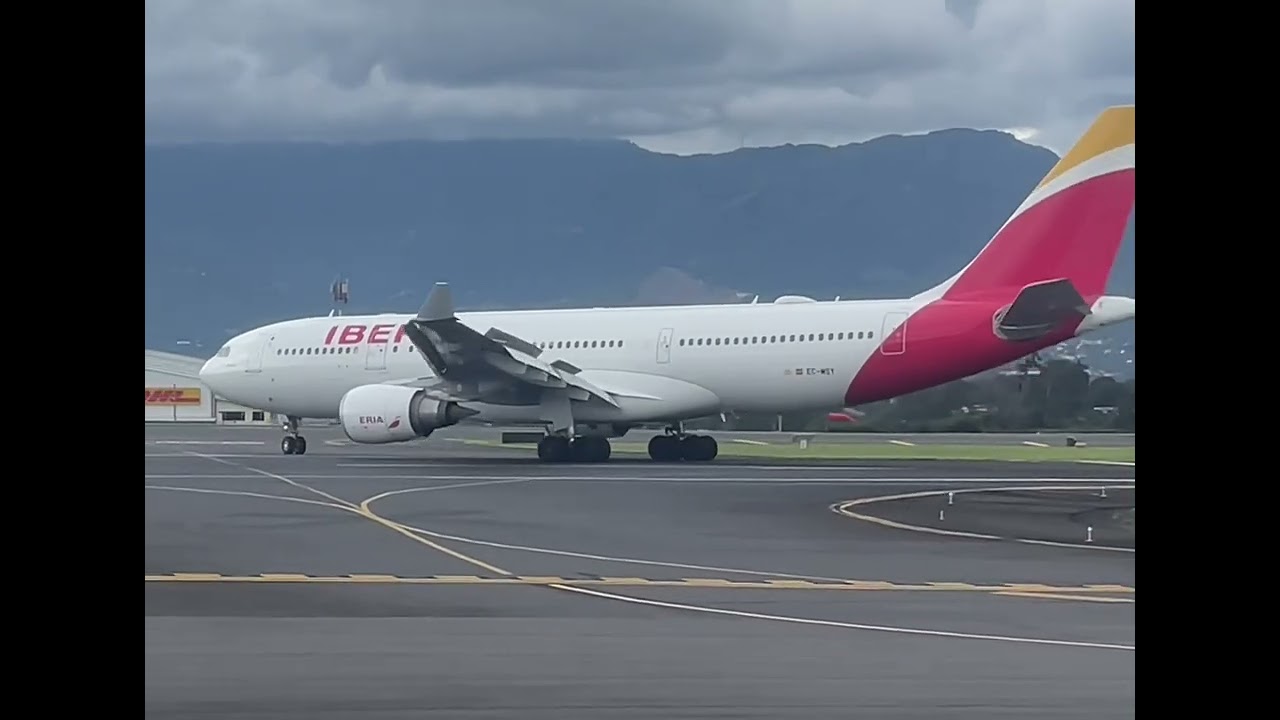 Aterrizaje del hermoso gigante español  A330-200 de 