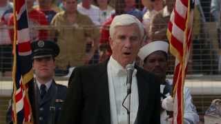 Фрэнк Дребин исполняет гимн США