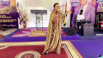 Rose Adjei doing W’AHW3 ME SO in church