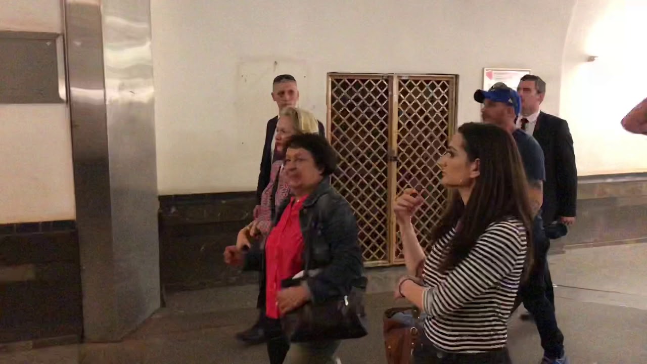 Том Харди в московском метро на станции Площадь Революции!/Tom Hardy in the subway in Moscow!