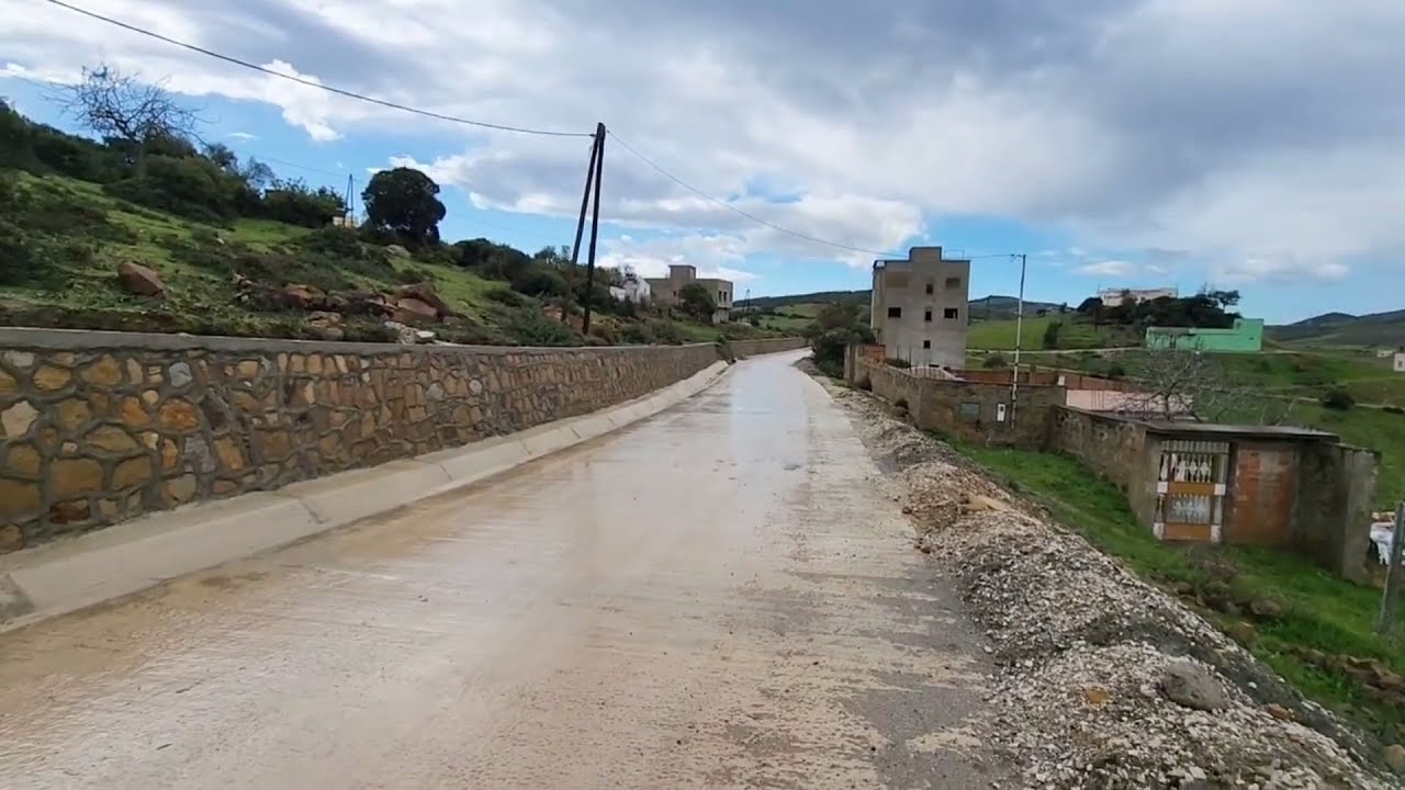 أرض للبيع ملوسة بالماء والضوء الموقع رائع على طريق