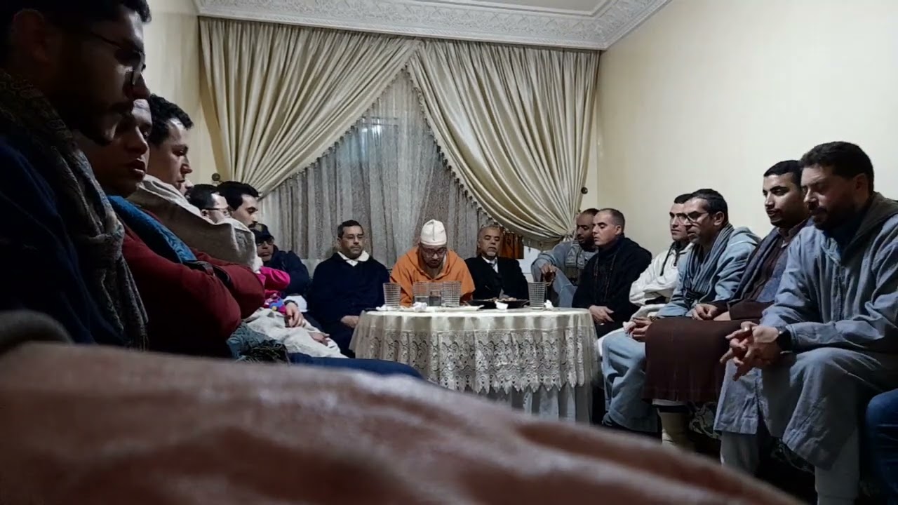 ولي حبيب عزيز لا أبوح به أخشى فضيحة نفسي يوم ألقاه