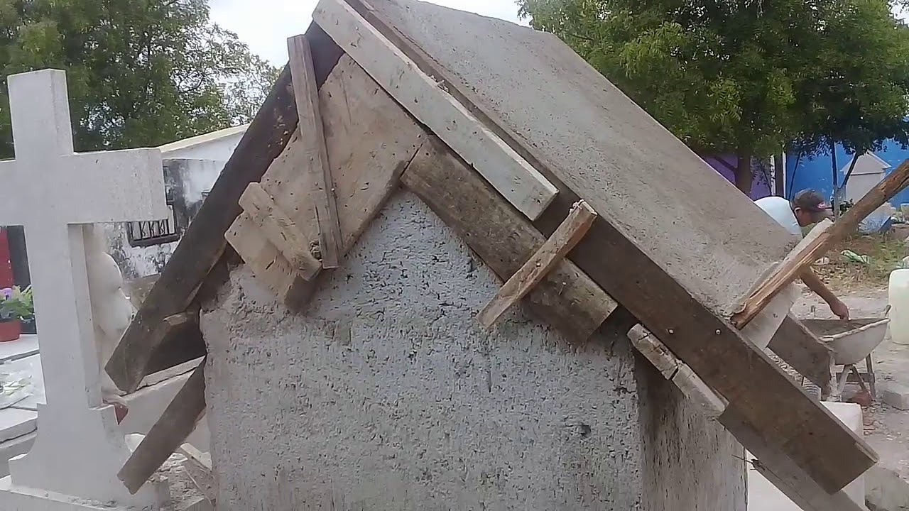 Construcción de capilla en el panteón...con el gallo de potrerillos...sinaloa