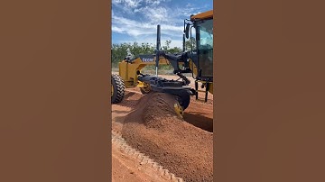 John Deere 772GP Grader moving soft NT dirt