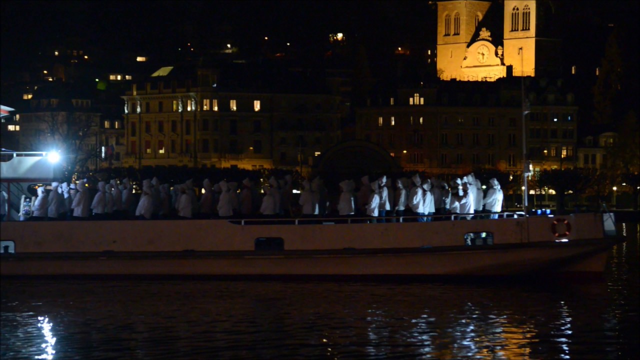 Beckenrieder Samichlaus fährt in Luzern mit dem Schiff ein