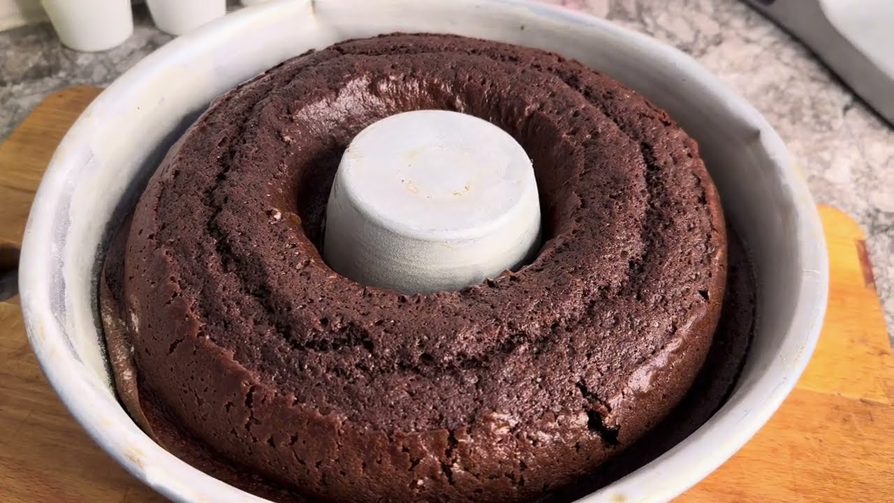 أسهل و ألذ كيكة بالشوكولا على طريقة المخابز الكبرى