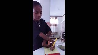 Mildred Latortue ap montre kòman li fè pou li ekri - Mildred Latortue