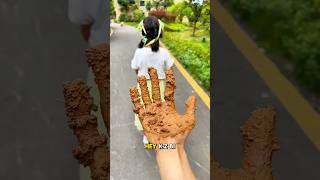 Elini Sildi Ve Olanlar Oldu