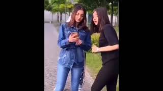 Wenn Deine Freundin Mit Anderem Mädchen Siehst. Ürdich