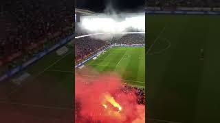 Trabzonspor şampiyonluk maçında tribünler yanıyor Resimi