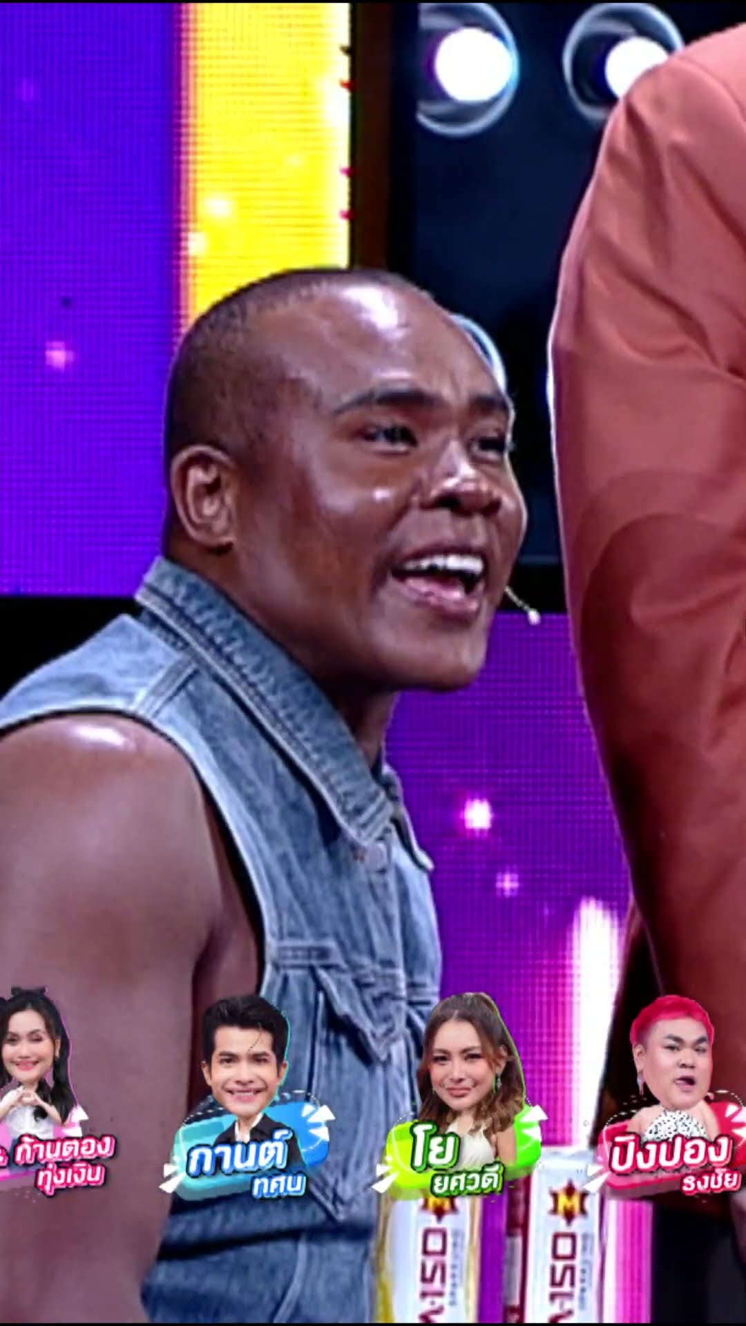 เค้าสนิทกันจ๊า ไม่ได้เผือกเนอะ   #ร้องข้ามกำแพง #TheWallSong