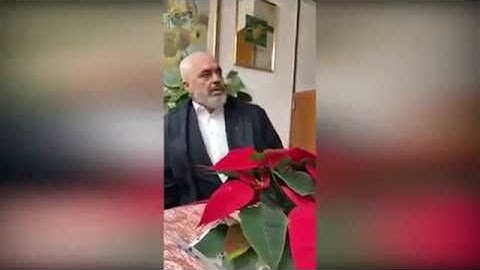 Edi Rama porosit kafe në Itali, por u habit se kamarieri i del Shqiptar: Hajde këtu