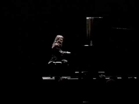 Assista a Alexei Sultanov performs  Prelude #24 by Chopin no YouTube