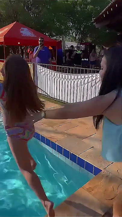Nossa Mãe Empurrou Ela na Piscina!!😮