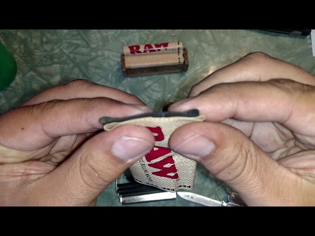 Fixing a metal cigarette roller