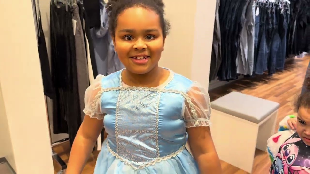 Пойдемте с нами, чтобы сделать Эмили платье на заказ, пока мы будем делать покупки! 🛍️ #Шопинг #П...