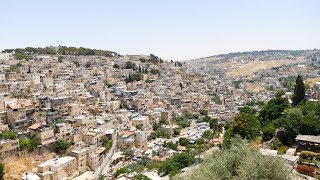 Jerusalem06: A woman found more than 200 gold coins on the wall