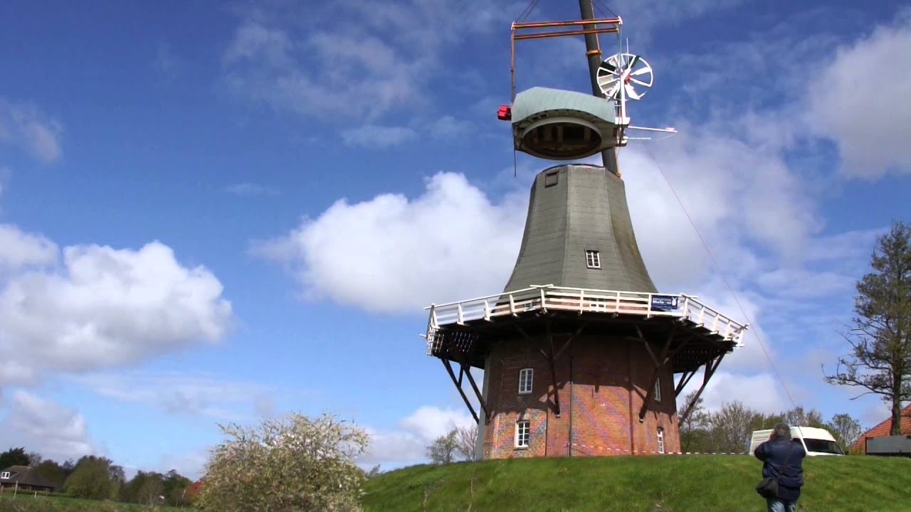 Aufsetzen der Mühlenkappe der grünen Greetsieler Zwillingsmühle