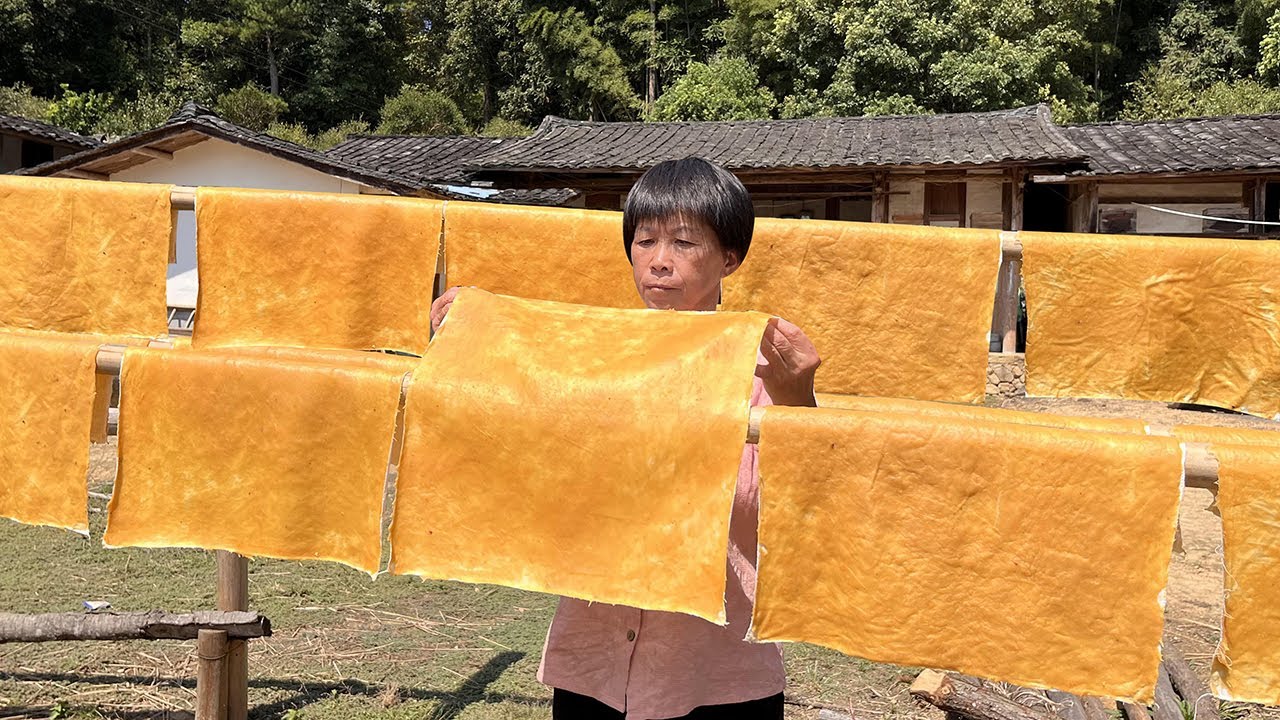 Кислый мармелад упал на землю, бабушка высушила кислые ломтики мармелада, кисло-сладкие закуски