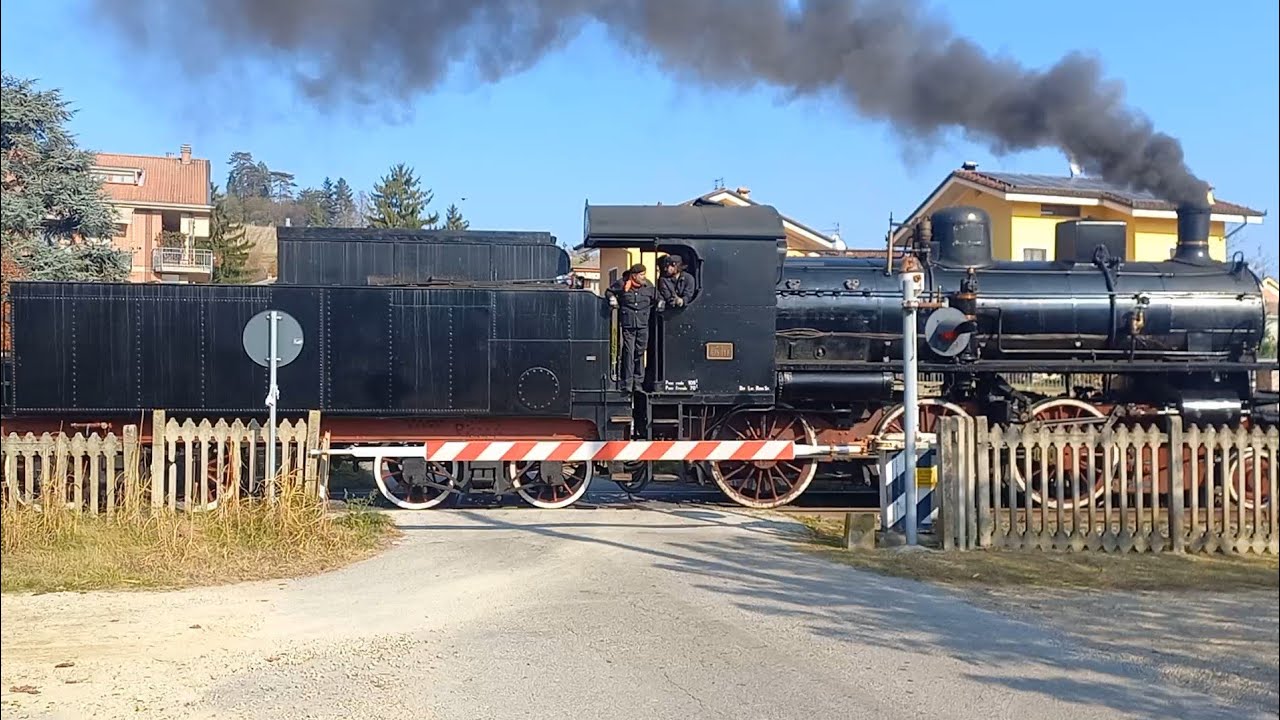 Passaggio a livello Boglietto (AT) treno a vapore - Level crossing - Spoorwegovergang