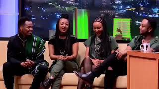 Gabadh Cadaan Ah Oo Qaadaysa Hees Soomaali Ah Oo Aad U Macaan