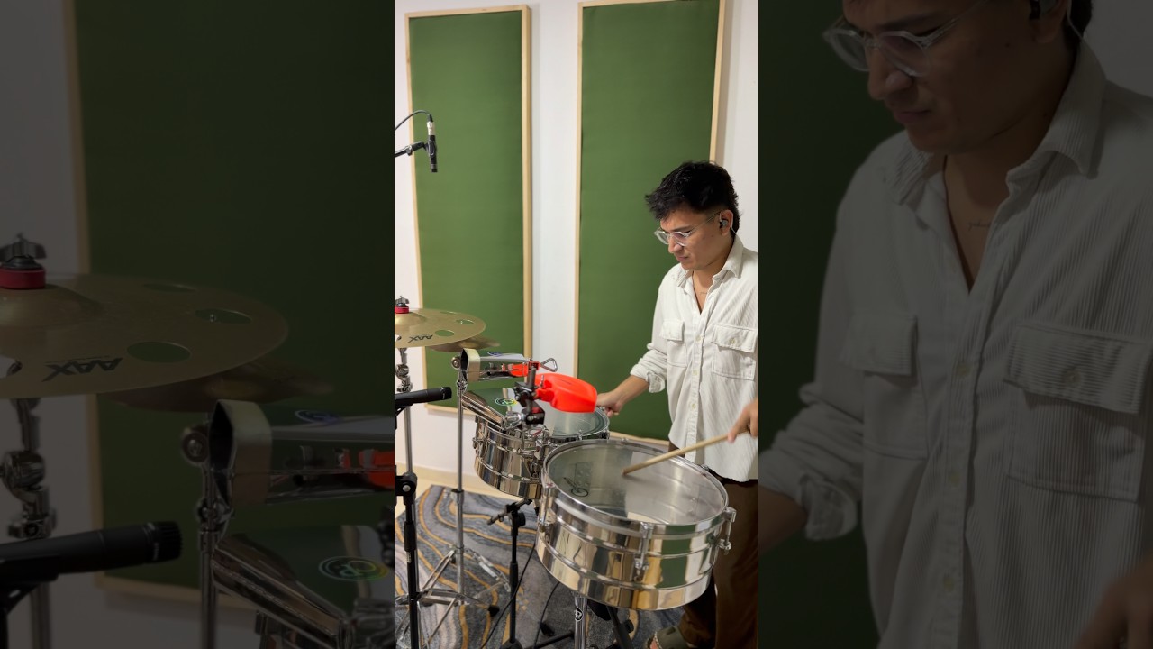 Juan Pablo Cubillos grabando timbal en Bronco Records