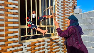 De moed van een dakloze moeder tegenover een wrede schoondochter.