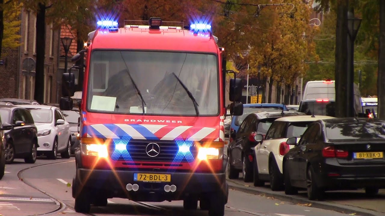 Brandweer Nico 13-3111 (WON) en ambulances 13-106+13-107 met spoed naar auto te water Flevopark