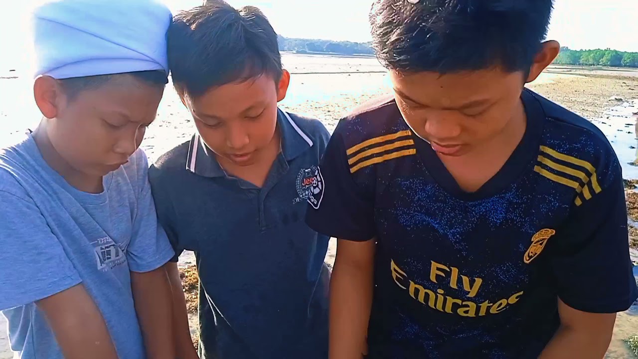 Jalan jalan ke pantai Dangas