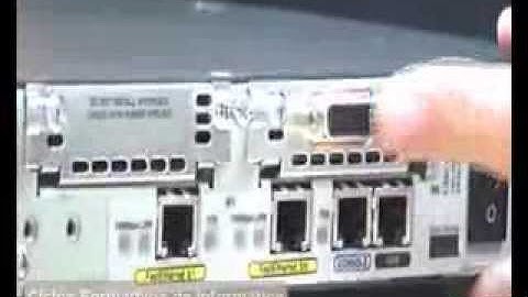 SERIAL01: Inserción de una tarjeta con puerto serial (WIC-1T) en el Router Cisco 2621XM.