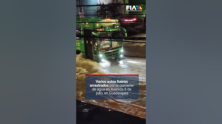 Varios autos fueron arrastrados por la corriente de agua en Avenida 8 de julio, en Guadalajara