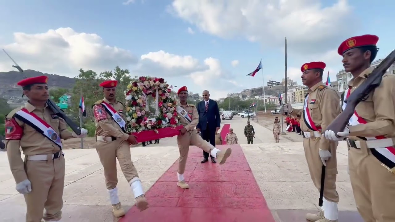 الرئيس القائد عيدروس الزُبيدي يضع إكليلا من الزهور على النصب التذكاري لشهداء الجنوب العربي