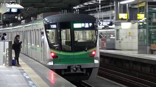 夜の小田急線登戸駅を出発する上り東京メトロ16000系
