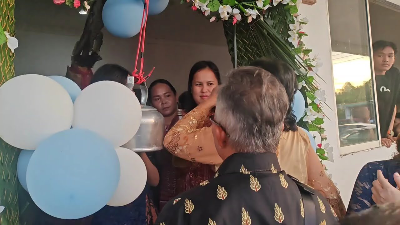 Pengawa nurun ngambi indu ke Rumah Setia, Ulu Sungai Menyan. 