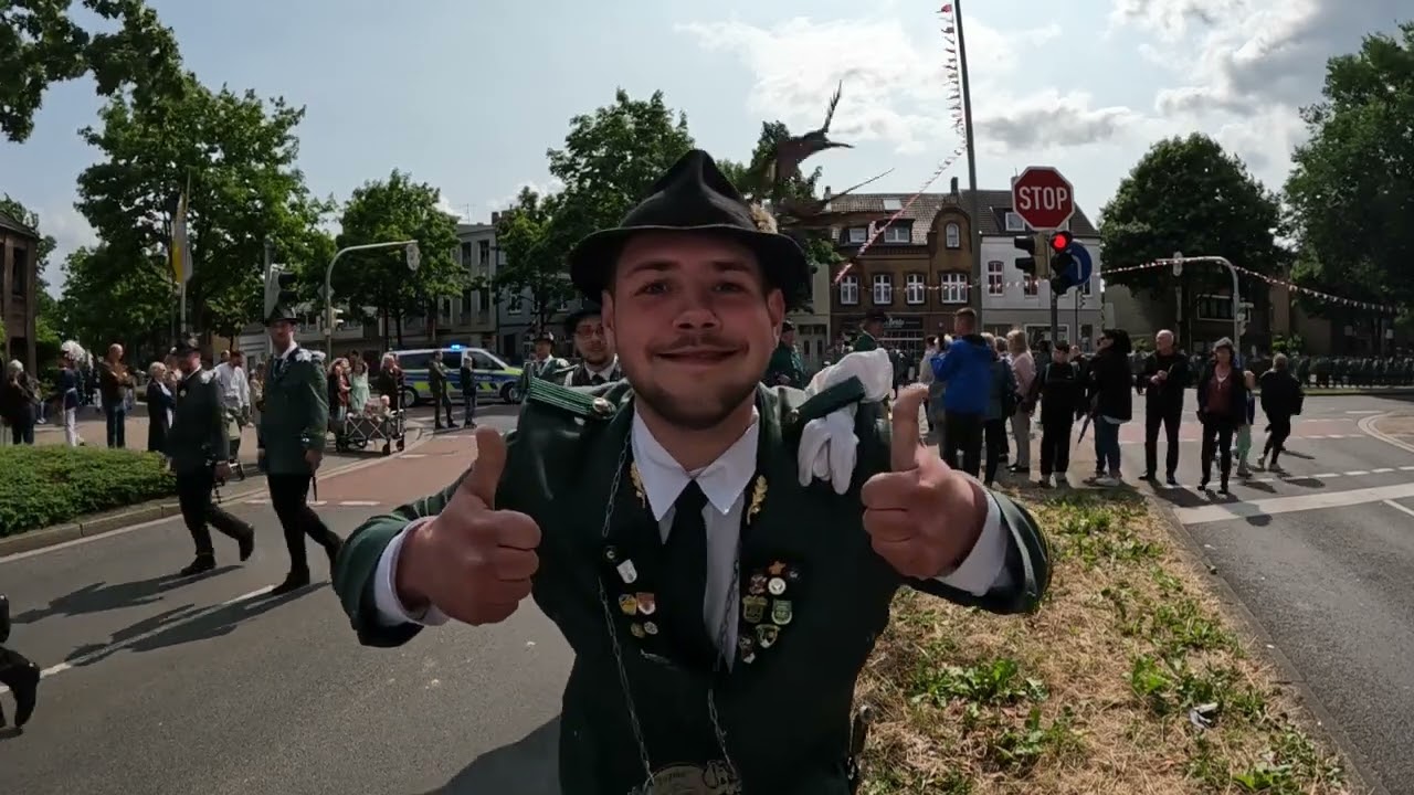 Schützenfest Neuss Furth 2025, Aufmarsch zum Umzug am Sonntag