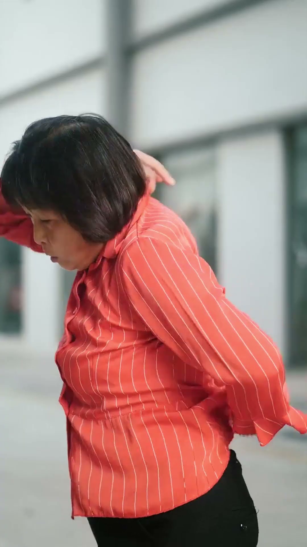 The genius fat girl stole the chainsaw by pretending it was real! #shorts#guige