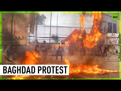 Iraqi protesters BURN US embassy replica