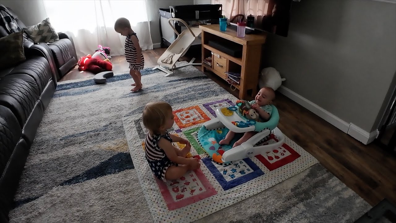 Малыш наблюдает за танцами сестер-близняшек