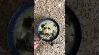 Esta es mi sopa favorita. Mira cómo preparar la sopa de miso aquí: https://youtu.be/msYBKSm6WDY