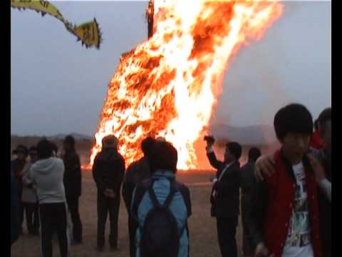 Zum Abschluss des ersten Drachentages wurde ein gigantisches Feuer angezÃ¼ndet. Es war das grÃ¶Ãte FrÃ¼hjahrsfeuer in Korea und nur mit einer Sondergenehmigung mÃ¶glich. Einfach fantastisch, alle waren ergriffen und die Hitze trocknete die feuchten Augen.