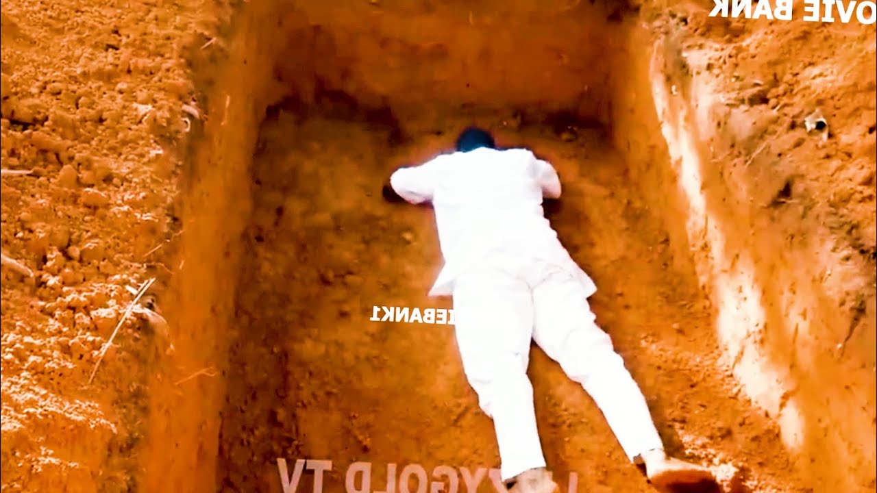 TUWAHESHIMU SANA BABA ZETU KWAAJIRI YA FAMILIA YAKE MZEE KAAMUA KUFUKIWA MZIMA KABURINI INASIKITISHA