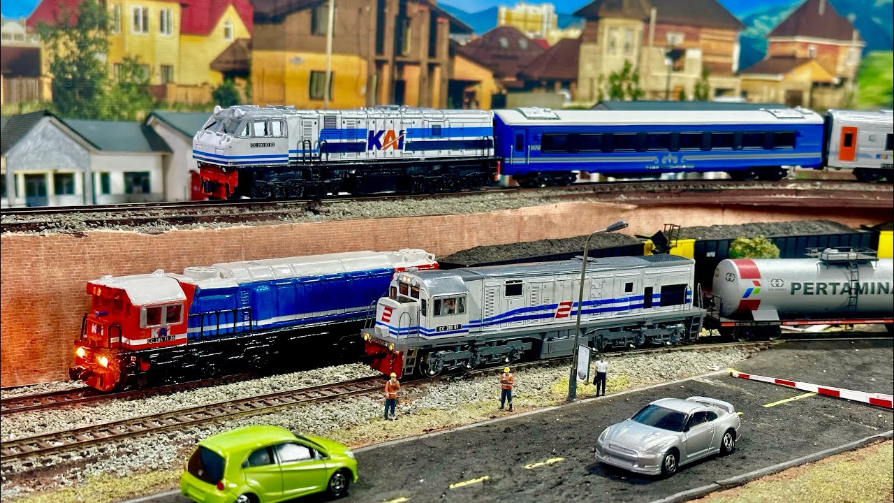 Kereta api Viral CC203 WnB Jumbo,CC205 &CC201 WnB Ngebut balapan hingga gerbong panoramic terbanting