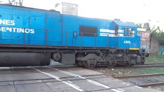 GM GT-22 CW-2 A925 (ex 9083) con tren de pasajeros Haedo-Temperley de 8.20 saliendo de Haedo