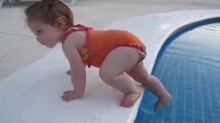 Очень Маленькая Девочка Купается В Бассейне A Very Little Girl Is Swimming In The Pool
