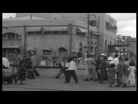 1930年代，上海租界关卡，穿各国制服的军人和警察，来回穿梭