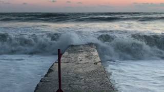 Сильный шторм на черном море в разгар сезона. Жесть