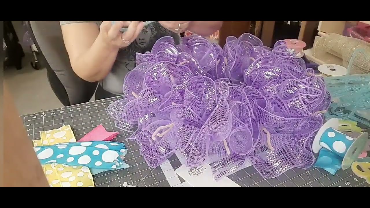 How to make  Spring wreath.colorful SPING Deco mesh WREATH tutorial Mom's Door Decor Nicole Gonzalez