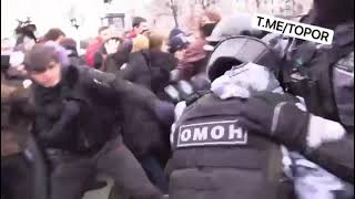 Храбрый кавказец отбивался от группы омоновцов на митинге 23 января 2021 года в Москве.