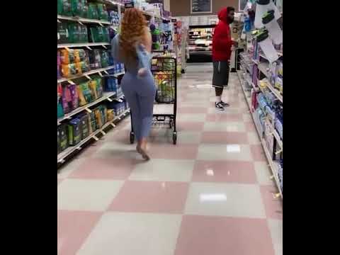 Actriz Porno Amanda Nicole se Desnuda en el Supermercado