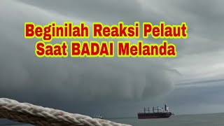 Detik-Detik Badai Besar Menerjang Kapal Tongkang Dilaut